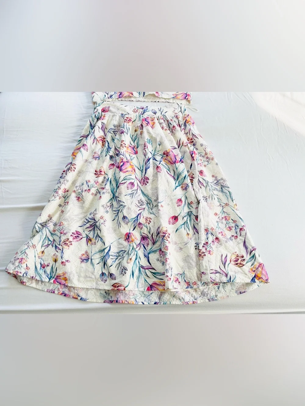 Like new Steve Madden 2 piece matching floral skirt + crop top set. Sz M/L.
